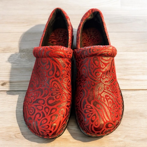 BORN B.O.C. Women’s Sassy Red Two Tone Peggy Clogs Size 11 - Picture 2 of 5